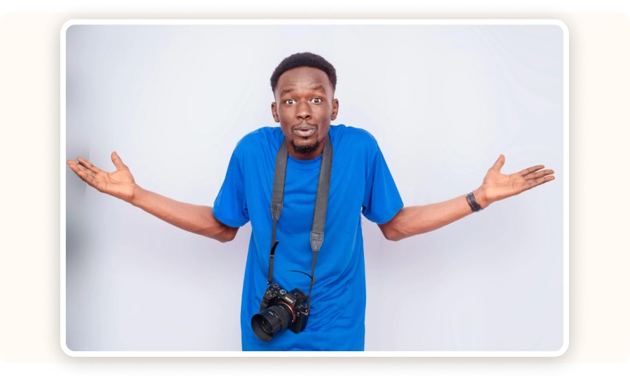 homme hésitant avec les deux mains levées