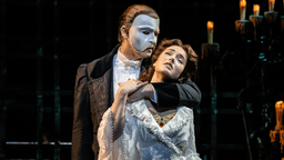 Das Phantom der Oper in London. Dean Chisnall als Das Phantom und Lily Kerhoas als Christine. Foto von Johan Persson