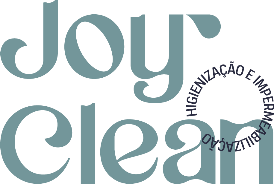 Variação do logotipo Joy Clean na cor cinza-azulado sobre fundo branco, com a frase 'HIGIENIZAÇÃO E IMPERMEABILIZAÇÃO' disposta em formato circular sobreposta à letra N.