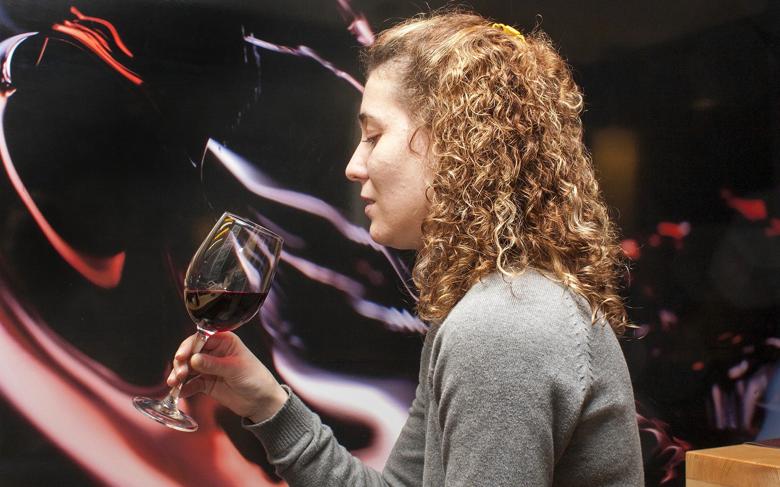 在馬德里出發的托萊多旅遊中享受品酒體驗的人。