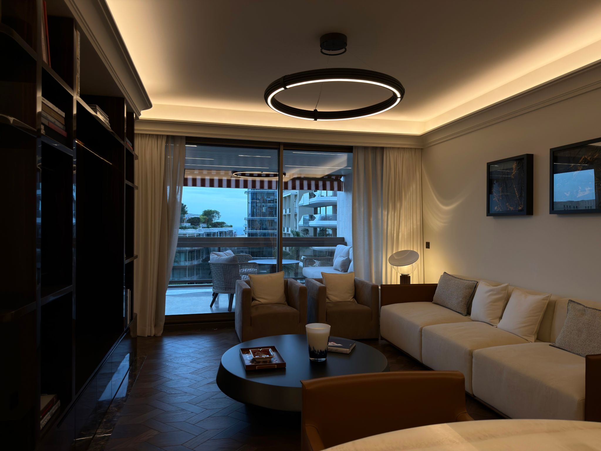 Espace de vie contemporain et élégant illustrant l'accompagnement premium MyCrown Estates