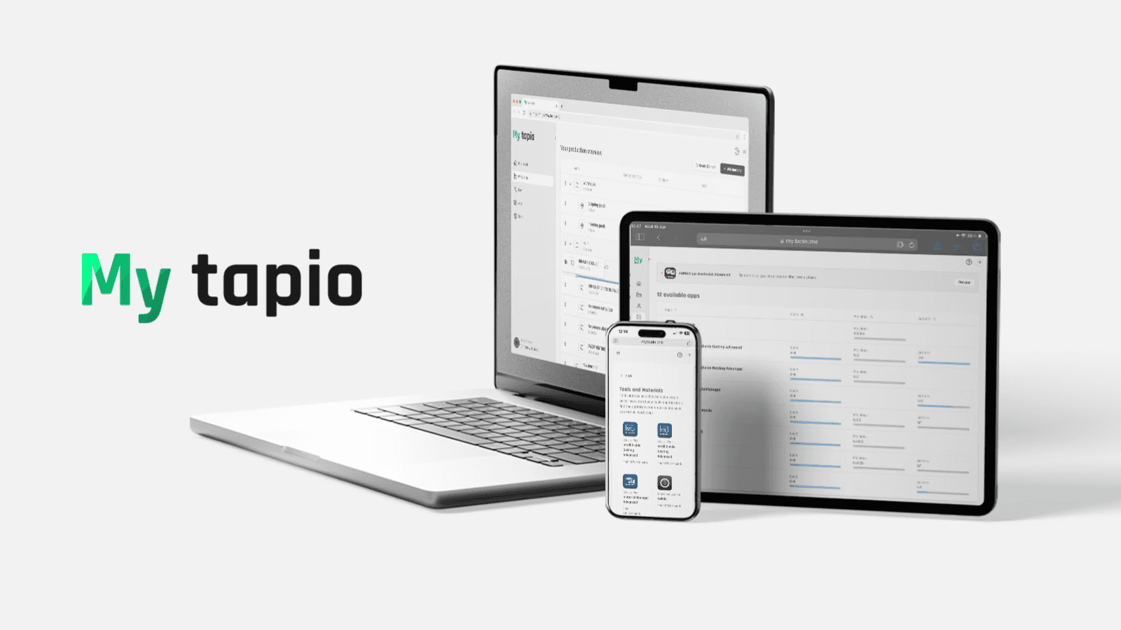 Maschinensteuerung neben Wandregalen mit Werkzeugen