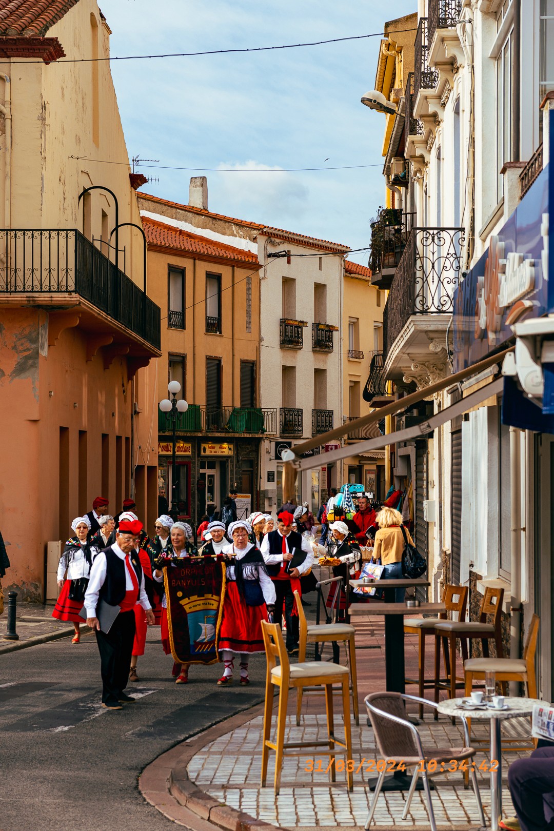Défilé en costumes traditionnels de Pâques dans les rues de Banyuls-sur-Mer.
