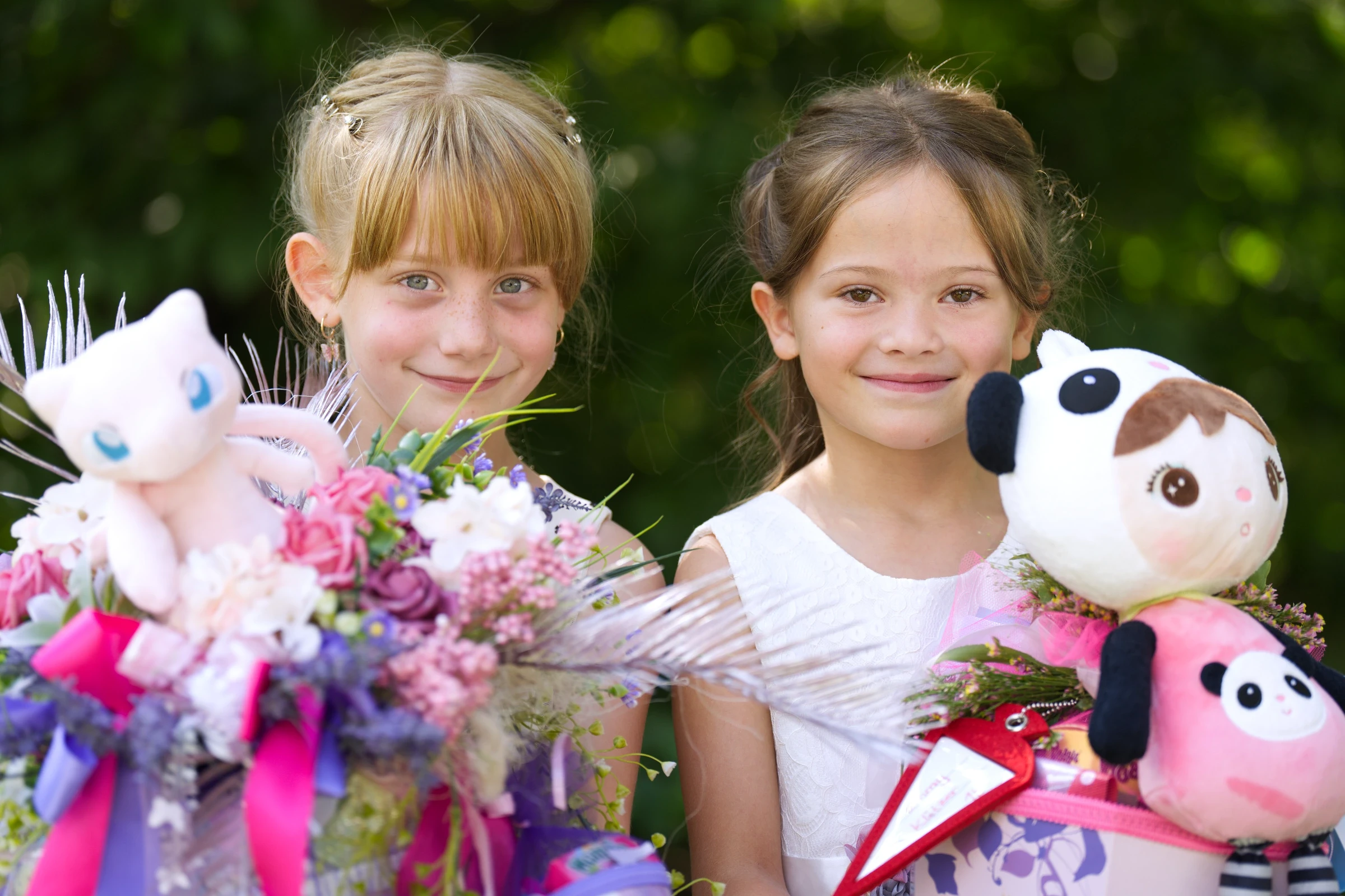 Zwei Mädchen präsentieren stolz ihre Schultüten nach der Einschulungsfeier und stehen gemeinsam für einen fröhlichen Moment ihrer Schulanfangsreportage.