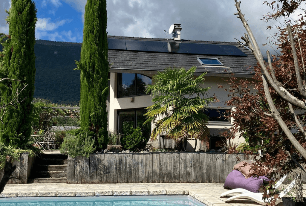 Photo d'un toit d’une maison à La Motte-Servolex en Savoie équipée de panneaux photovoltaïques dont l'installation a été faite par Solarock.