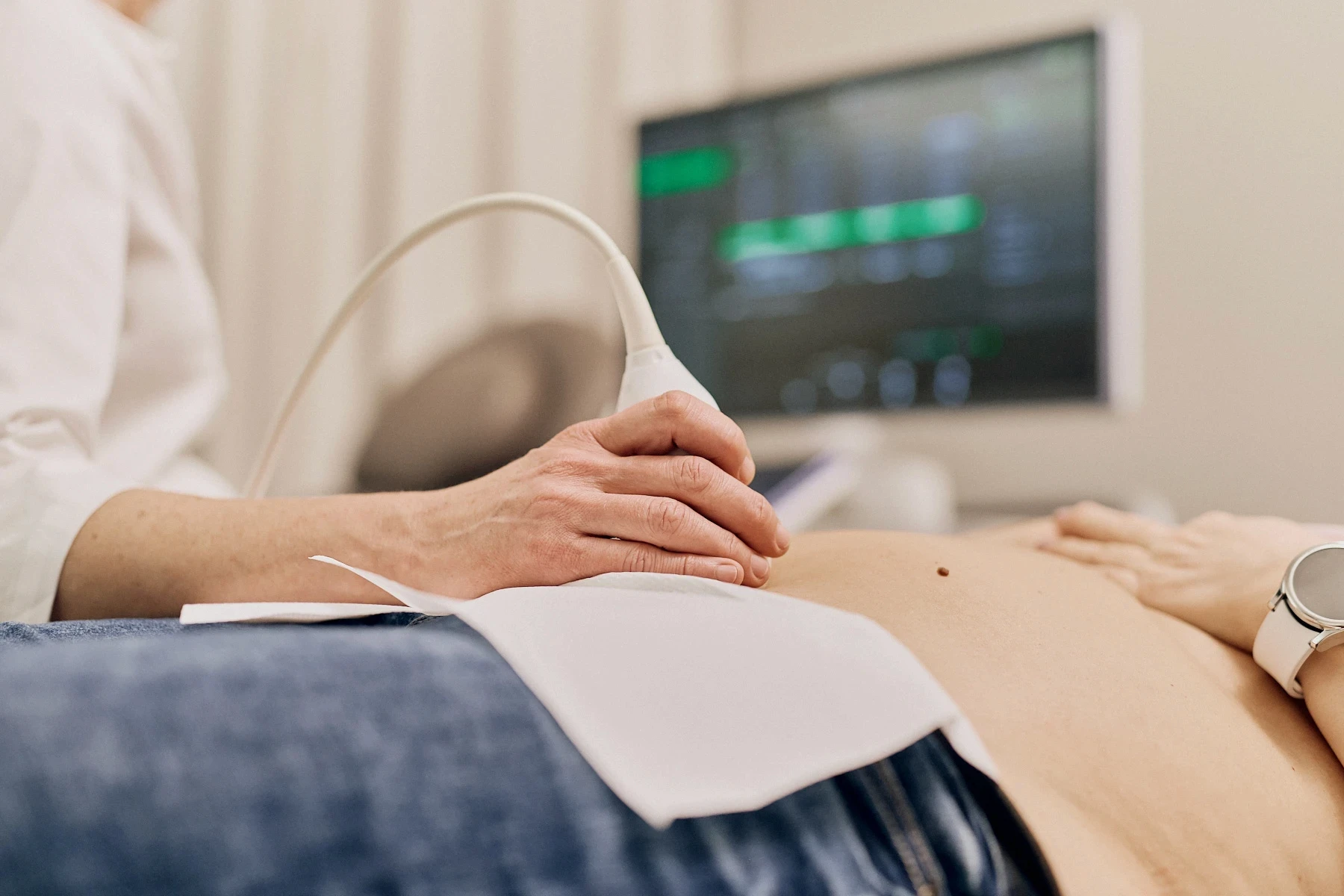 Untersuchungsszene in der Frauenarztpraxis Dr. med. Angela Lauten: Pränataldiagnostik mit hochmoderner Ultraschalltechnik zur Mutterschaftsvorsorge.