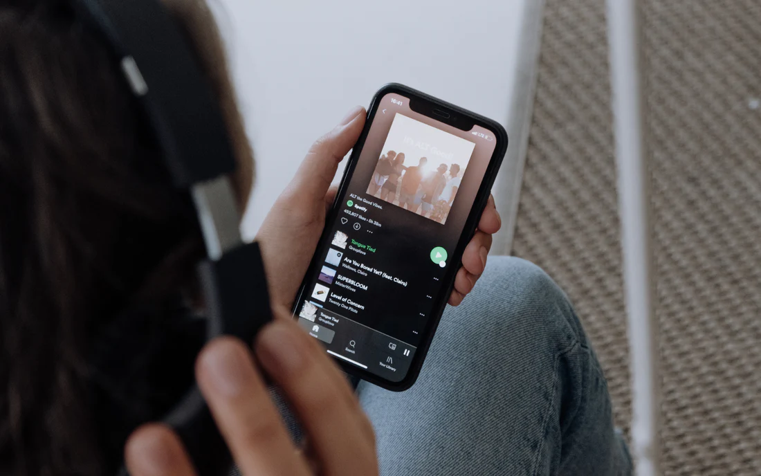listening to songs - Best Music Streaming Apps