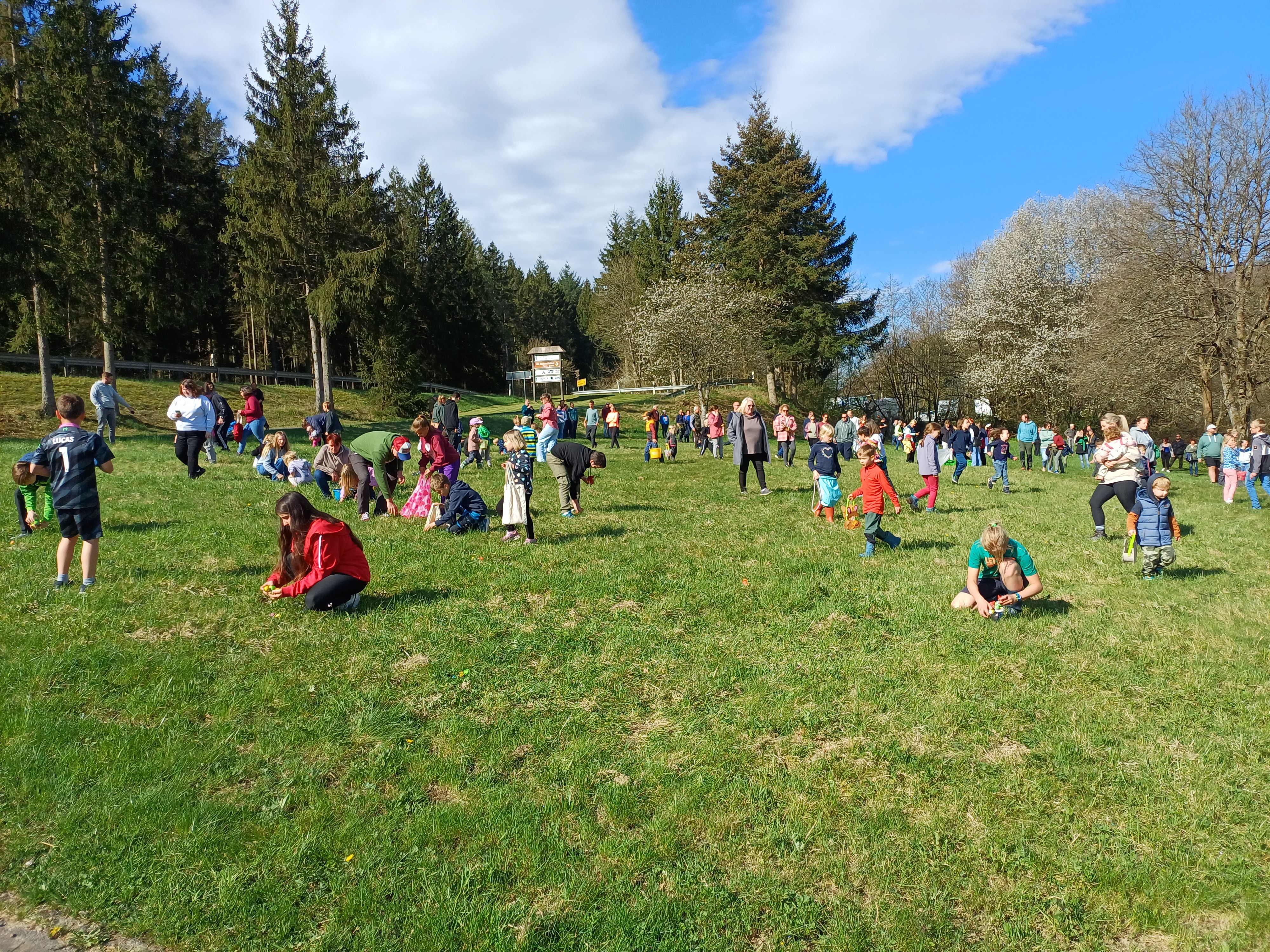 Alle Kinder sammeln gemeinsam die Ostereier