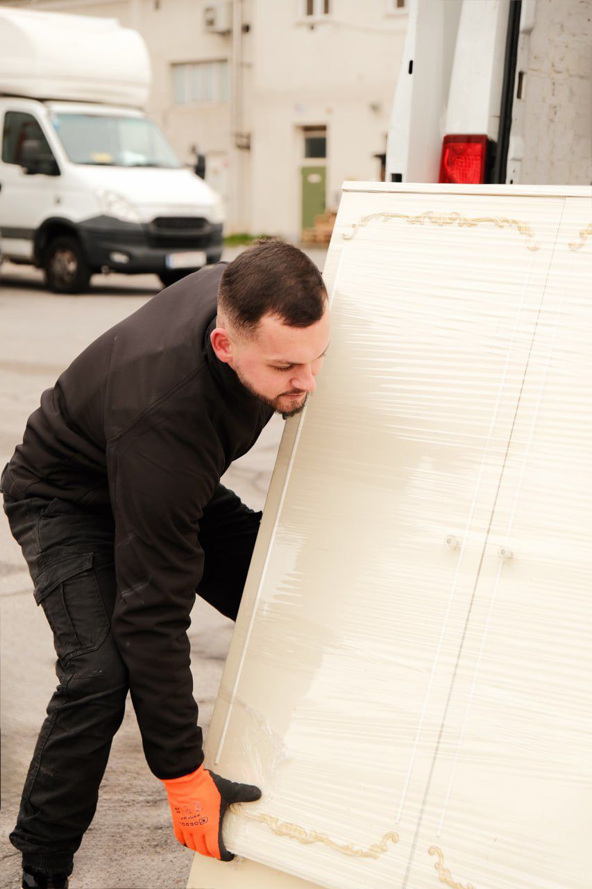 Umzug Wien – FST Transport Team beim sicheren Beladen des Transporters