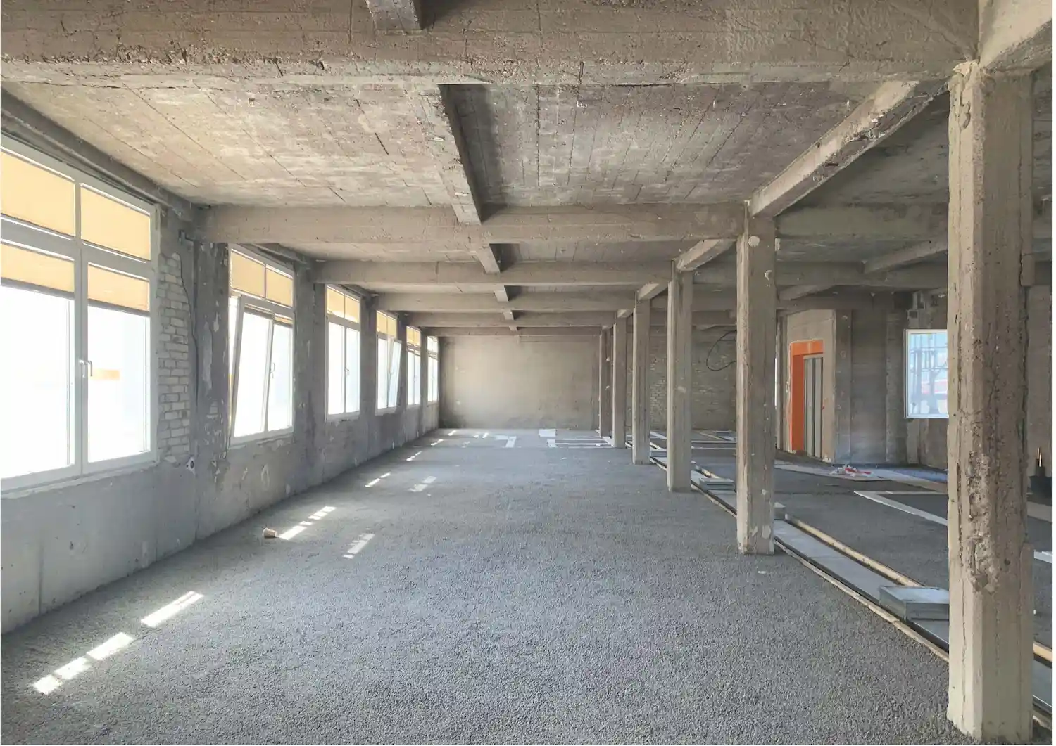 Isometrische Zeichnung eines Bauprojekts mit mehreren Gebäuden und markierten Strukturen in Rot