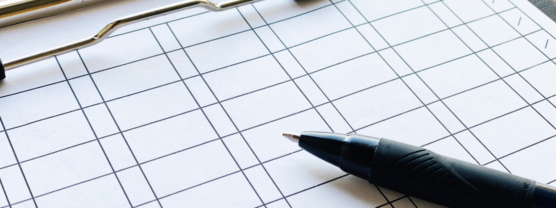 チェックシートとペンの画像