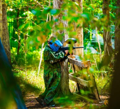 Zbliżenie na ręce fizjoterapełty masującego plecy kobiety