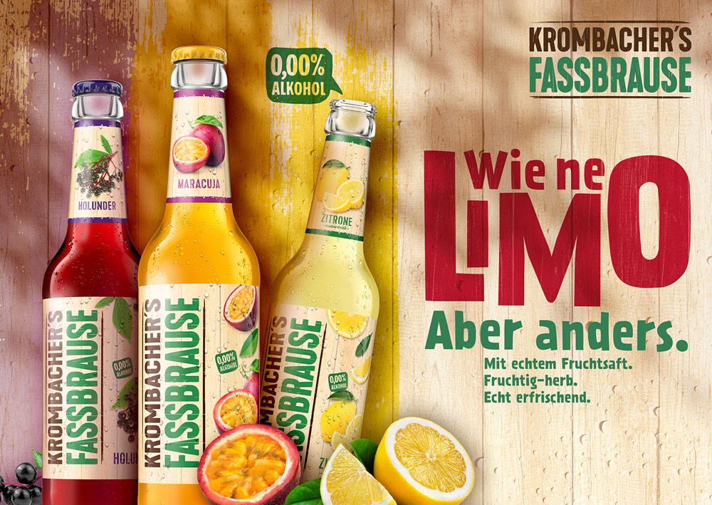Drei Flaschen Krombacher's Fassbrause in den Sorten Holunder, Maracuja und Zitrone vor Holzuntergrund, daneben Zitronen- und Maracujafrüchte, mit Text 'Wie ne LiMO Aber anders.' und Hinweis auf 0,00% Alkohol.