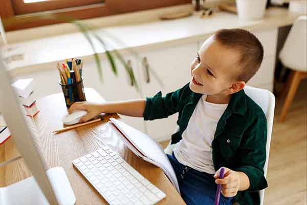 Хлопчик проходить індивідуальний урок перед монітором
