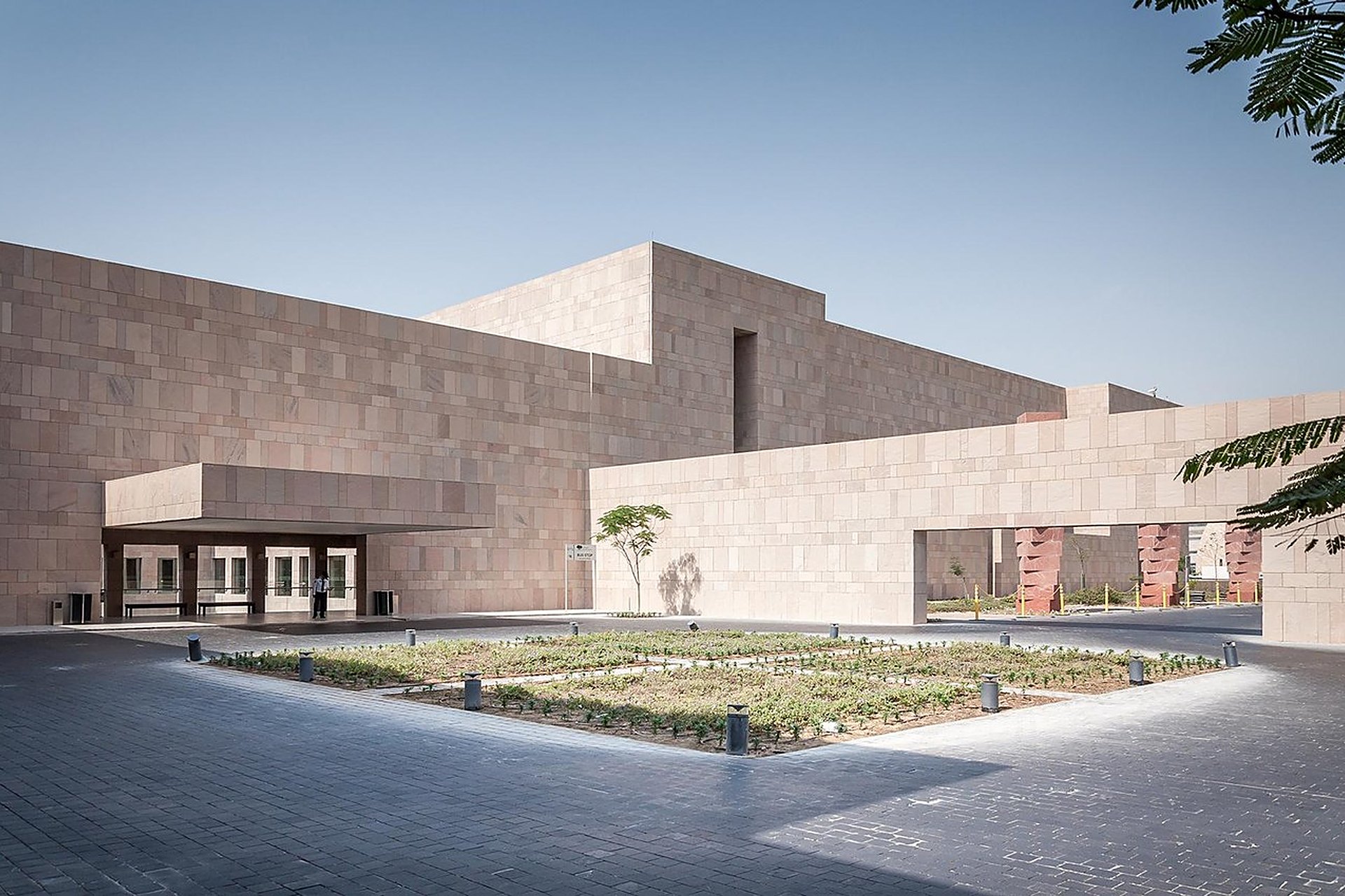 Le bâtiment de Georgetown University in Qatar, à Education City, à Doha, en pierre claire, où le français est l'une des 2 langues qui mènent au diplôme