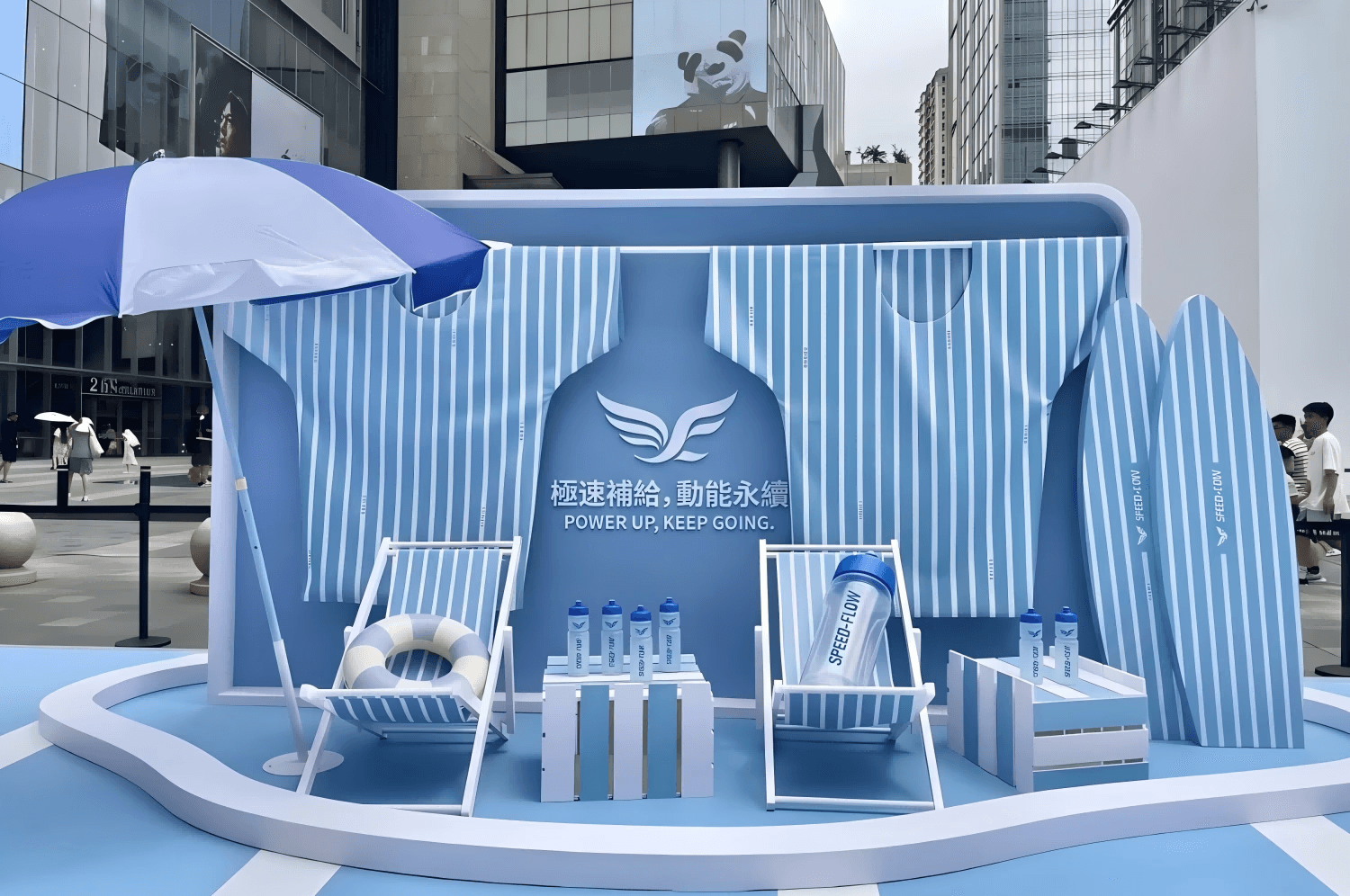 珠寶品牌展覽開幕酒會現場，嘉賓在高端展廳內欣賞珠寶陳列並交流，營造高級品牌開幕體驗 Jewelry brand exhibition opening cocktail event with guests exploring elegant showcases and networking creating a premium brand opening experience 珠寶展覽開幕 品牌形象 活動體驗設計