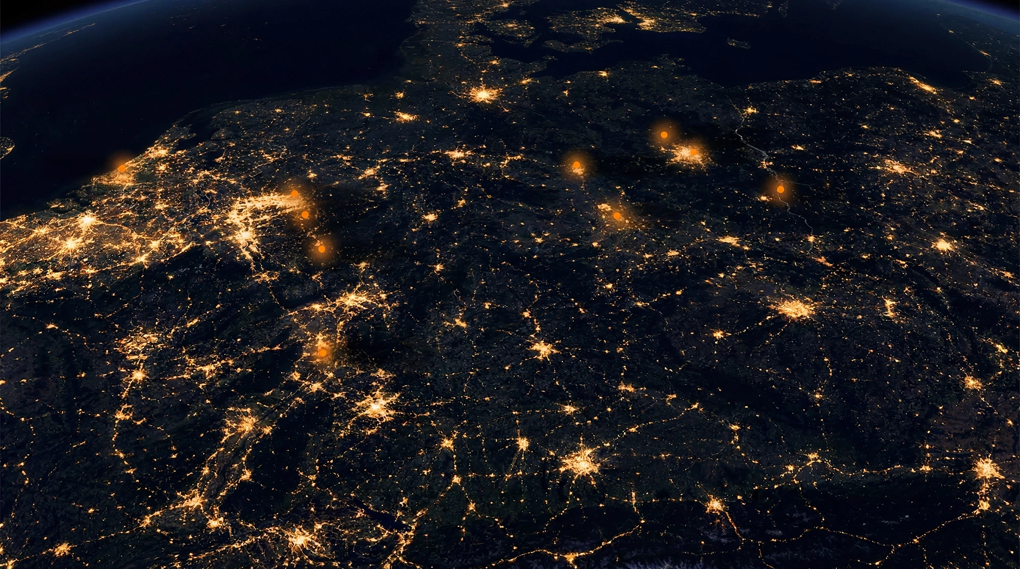 Deutschlandkarte bei Nacht aus der Satellitenperspektive mit leuchtenden Städten und markierten Standorten von RITTER Starkstromtechnik. Die hervorgehobenen Punkte verdeutlichen das bundesweite Standortnetzwerk.