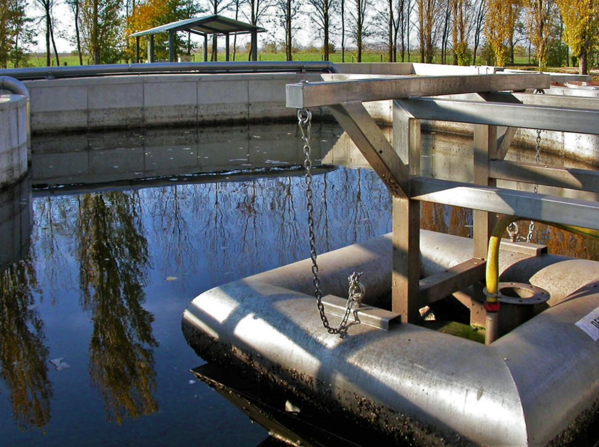 BIODEC floating decanter in a CYCLATOR basin at the Kunágota municipal wastewater treatment plant, Hungary