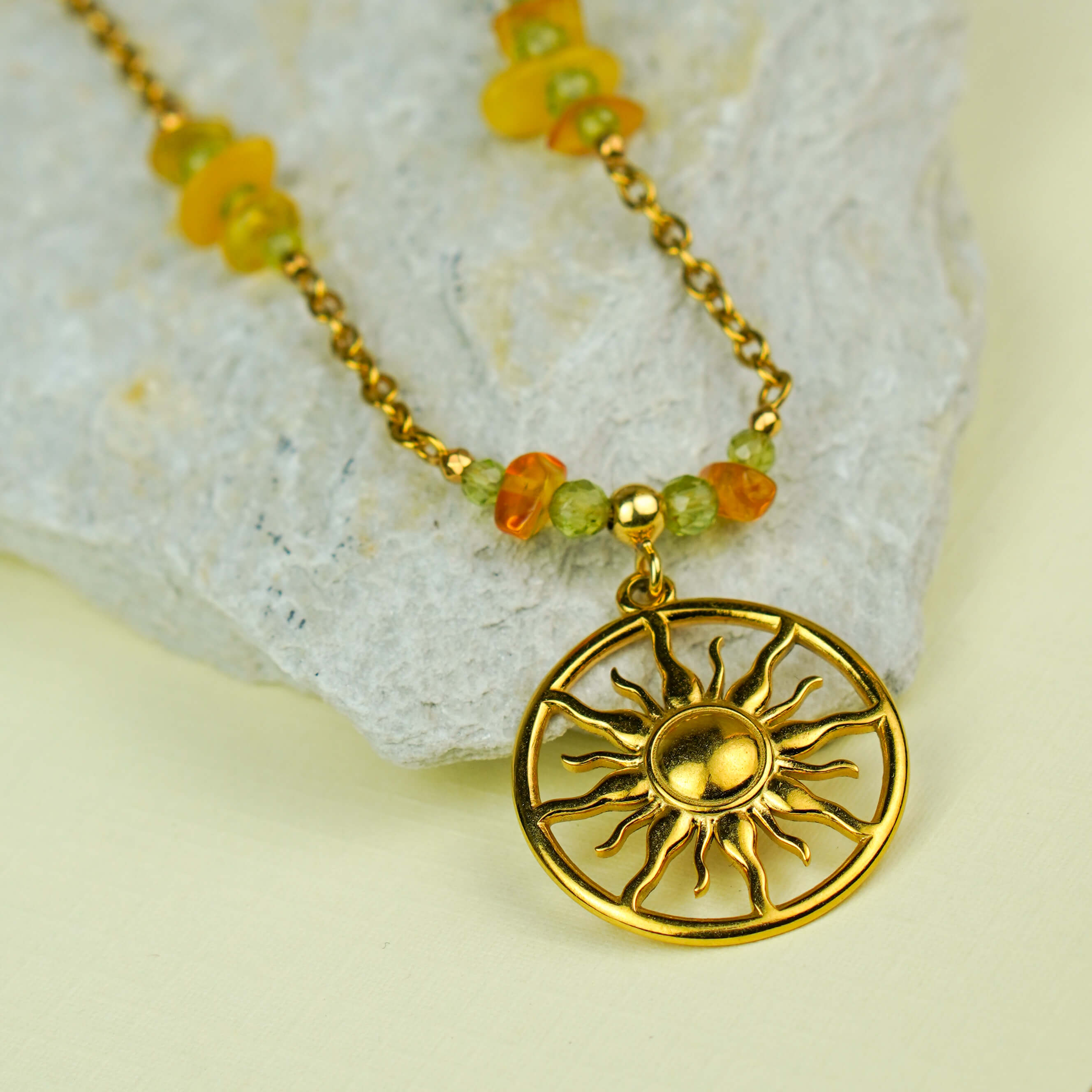 Ręcznie robiony naszyjnik łańcuszek przekładany minerałami - talizman radości, pozytywnej energii