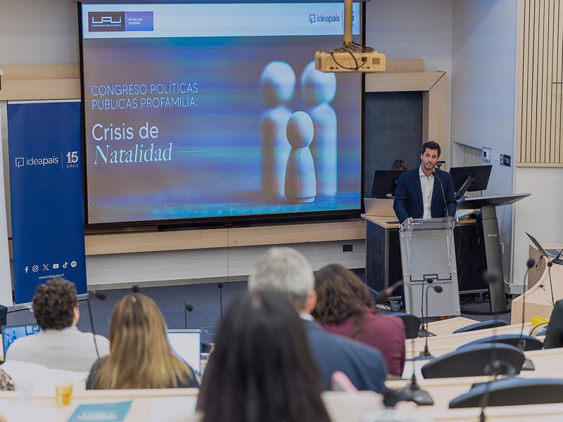 Expositor dando un discurso en el podio frente al público durante el Congreso Políticas Públicas Profamilia, enfocado en la Crisis de Natalidad de IdeaPaís.