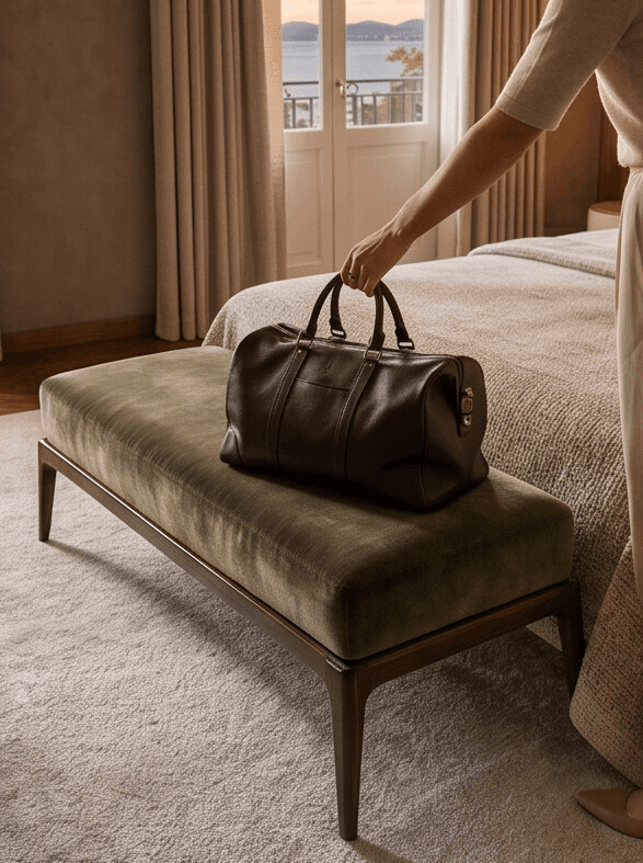 Bagage en cuir posé sur banc de chambre d'hôtel, design hôtelier suisse