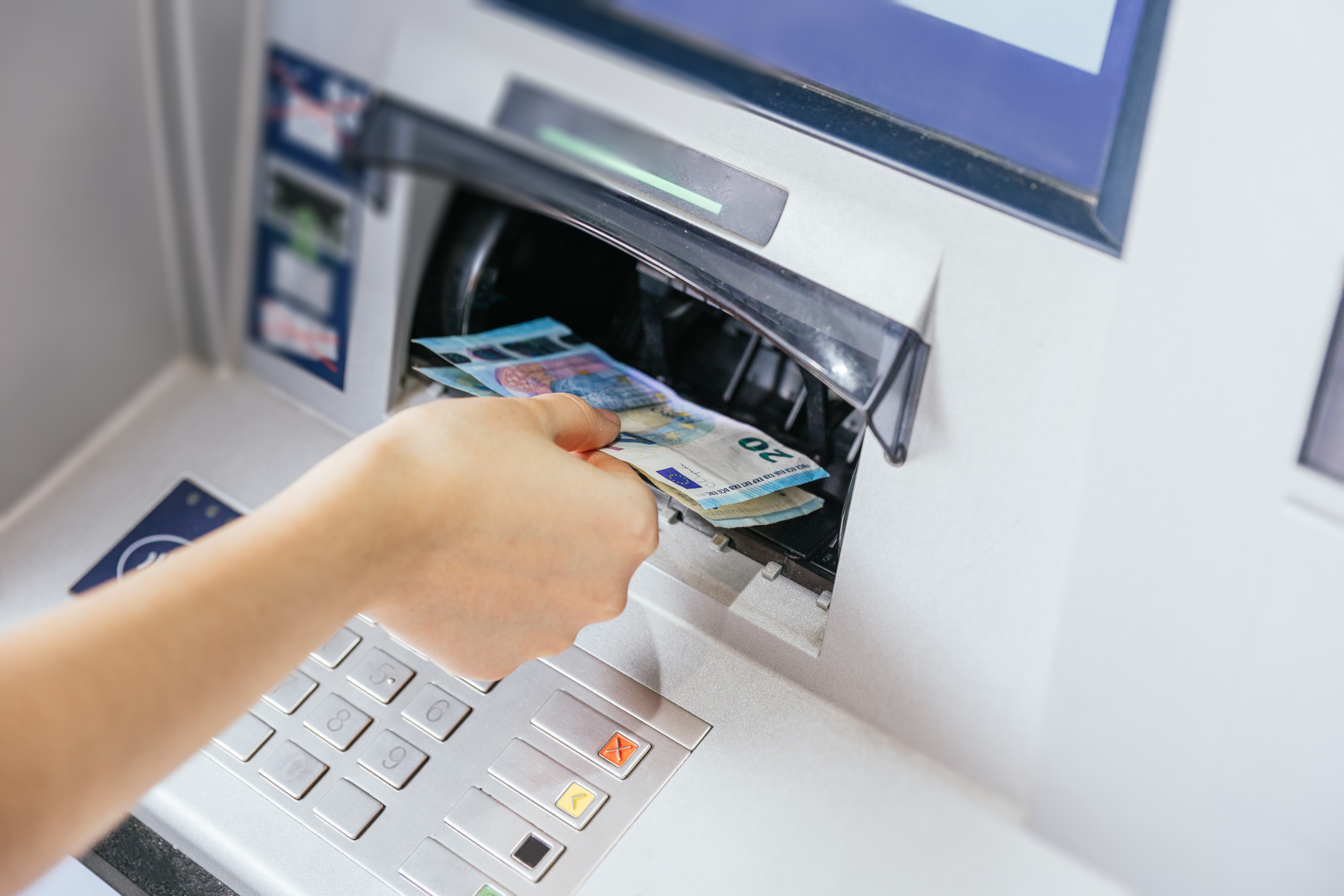 a cash deposit & withdrawal on a cash recycling device