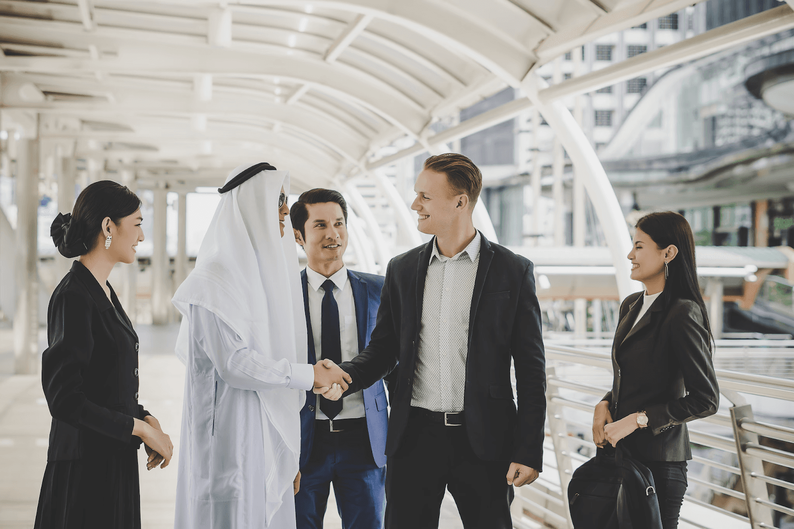 مخطط يوضح مكونات العنوان الوطني السعودي وأجزاءه (الرمز والمدينة ورقم المبنى).