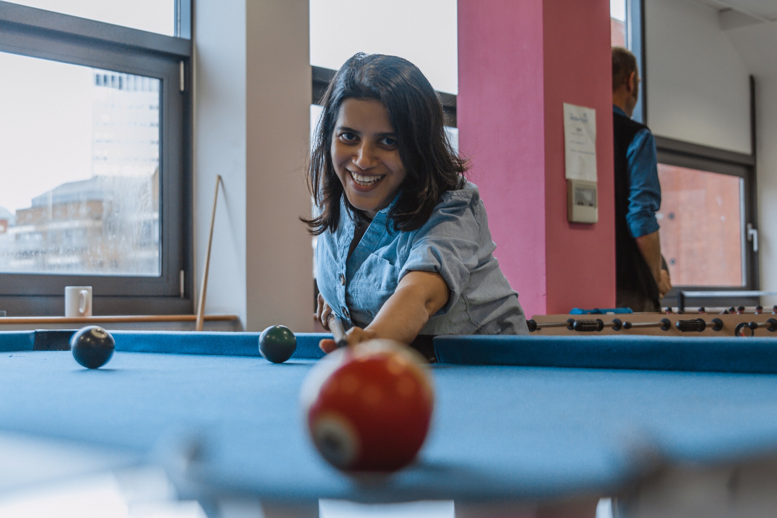 Elita playing pool