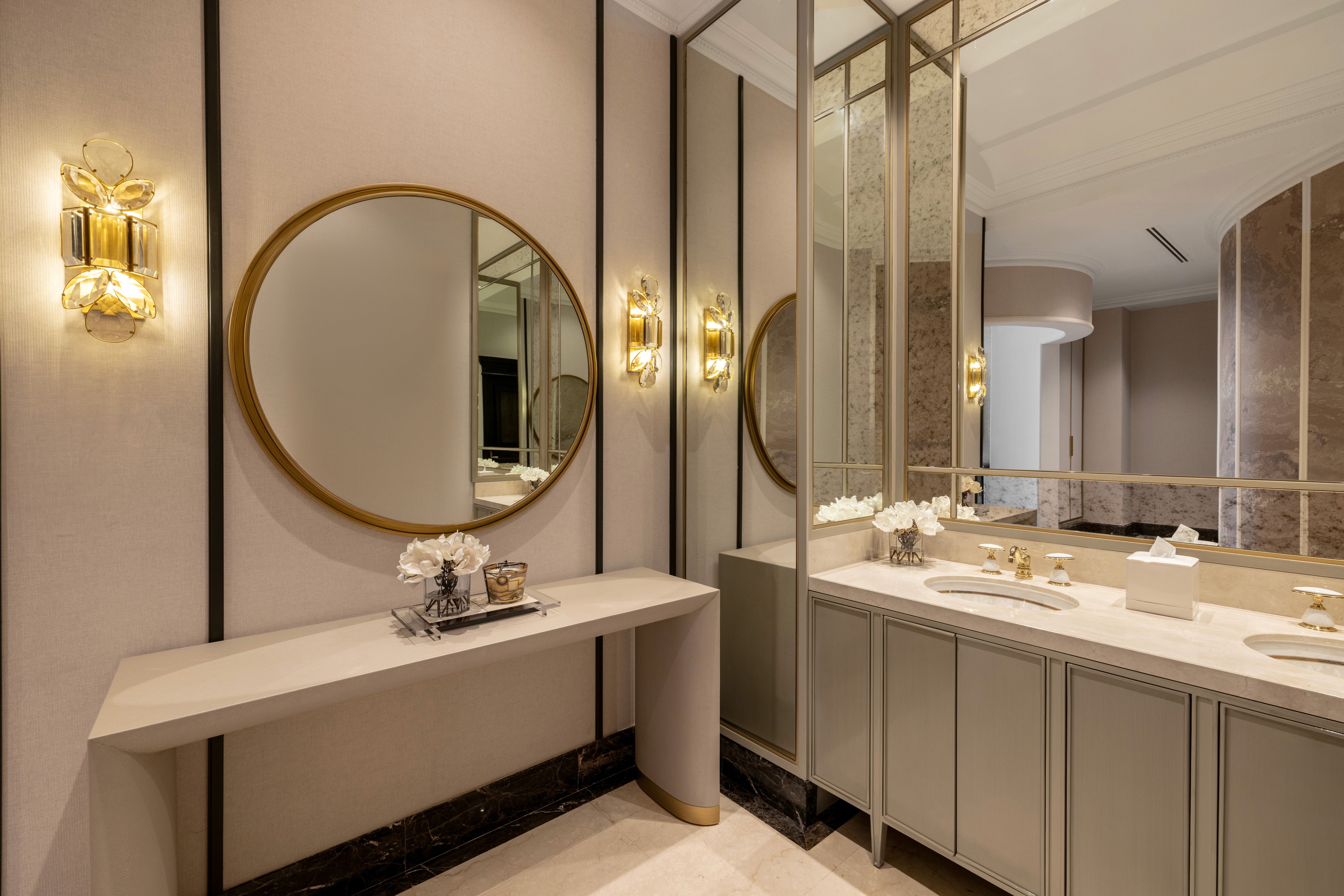 Luxury neoclassical bathroom and dressing area design by Arwa Designs Saudi Arabia, featuring bespoke joinery, Italian marble flooring, and gold accents.