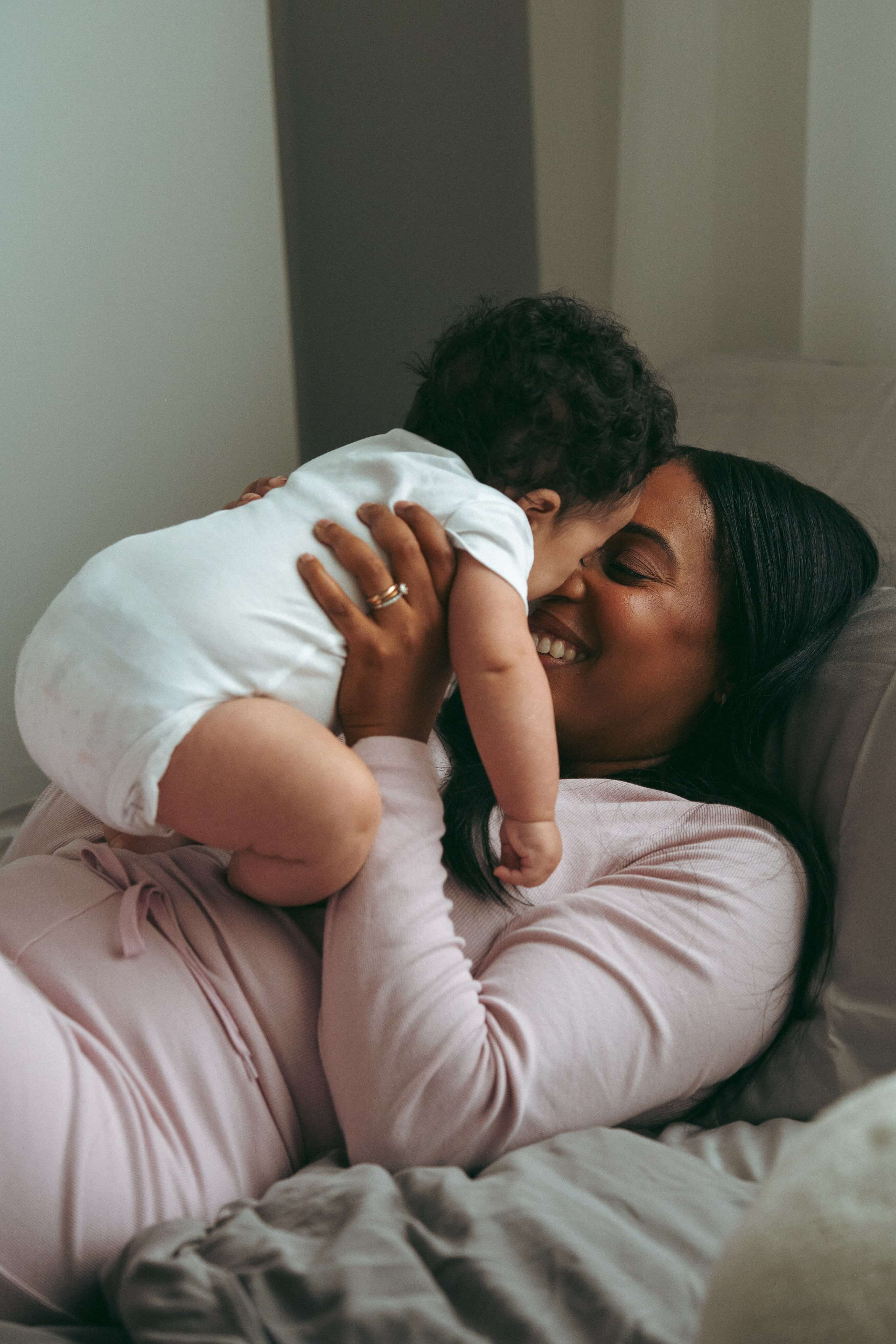 Une mère jouant avec ses jeunes enfants.