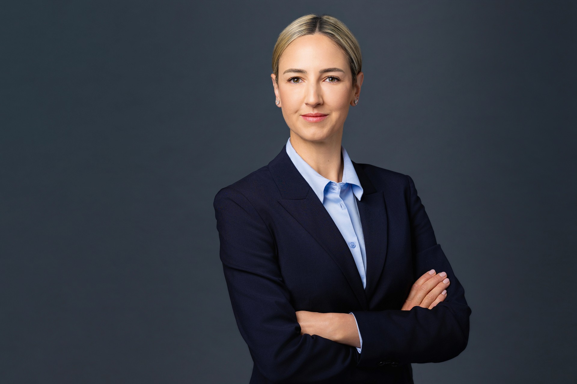 Professionelles CV Foto einer Frau im Blazer mit verschränkten Armen, modernes Business Portrait aus Zürich