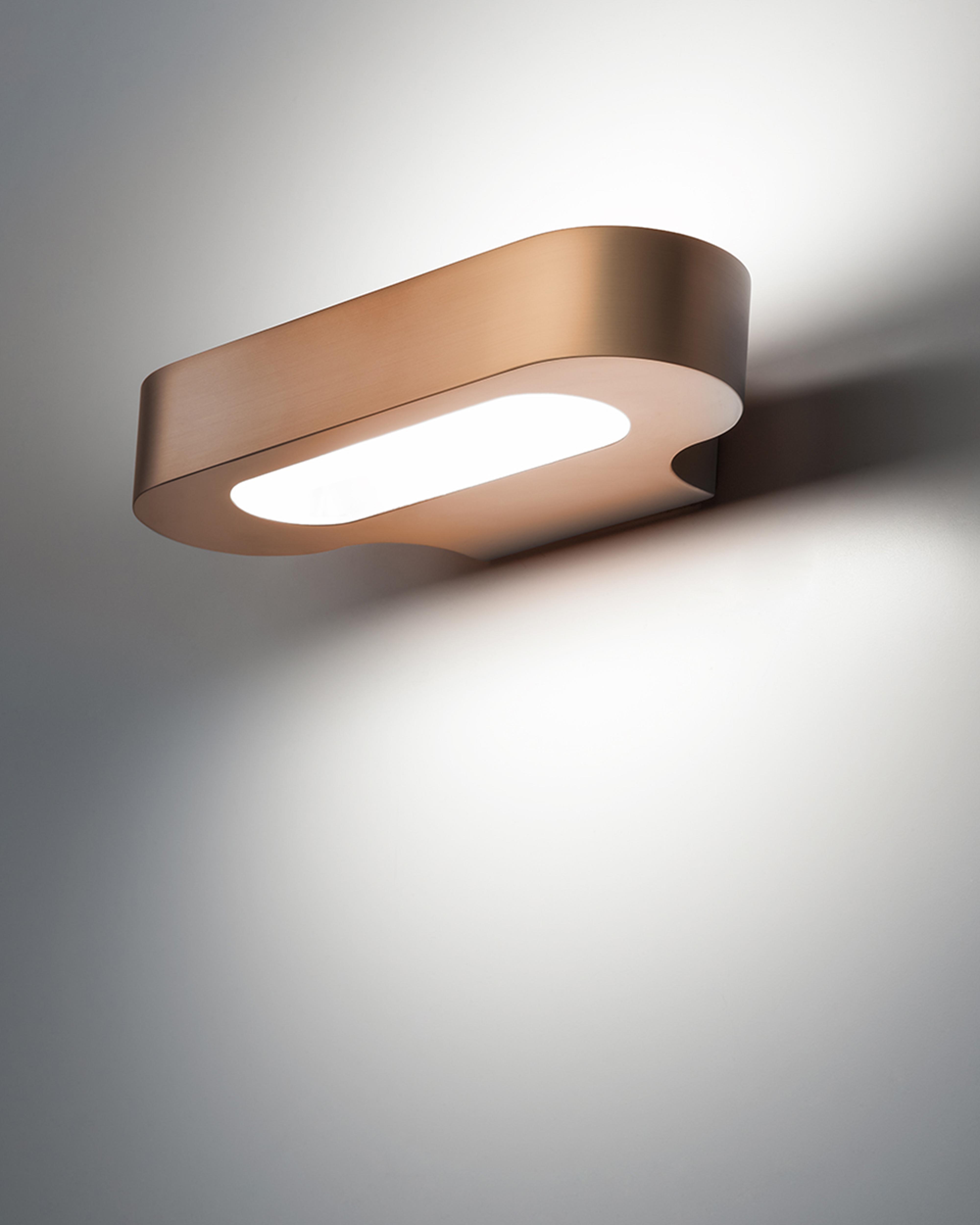 Luce a parete artemide color ottone