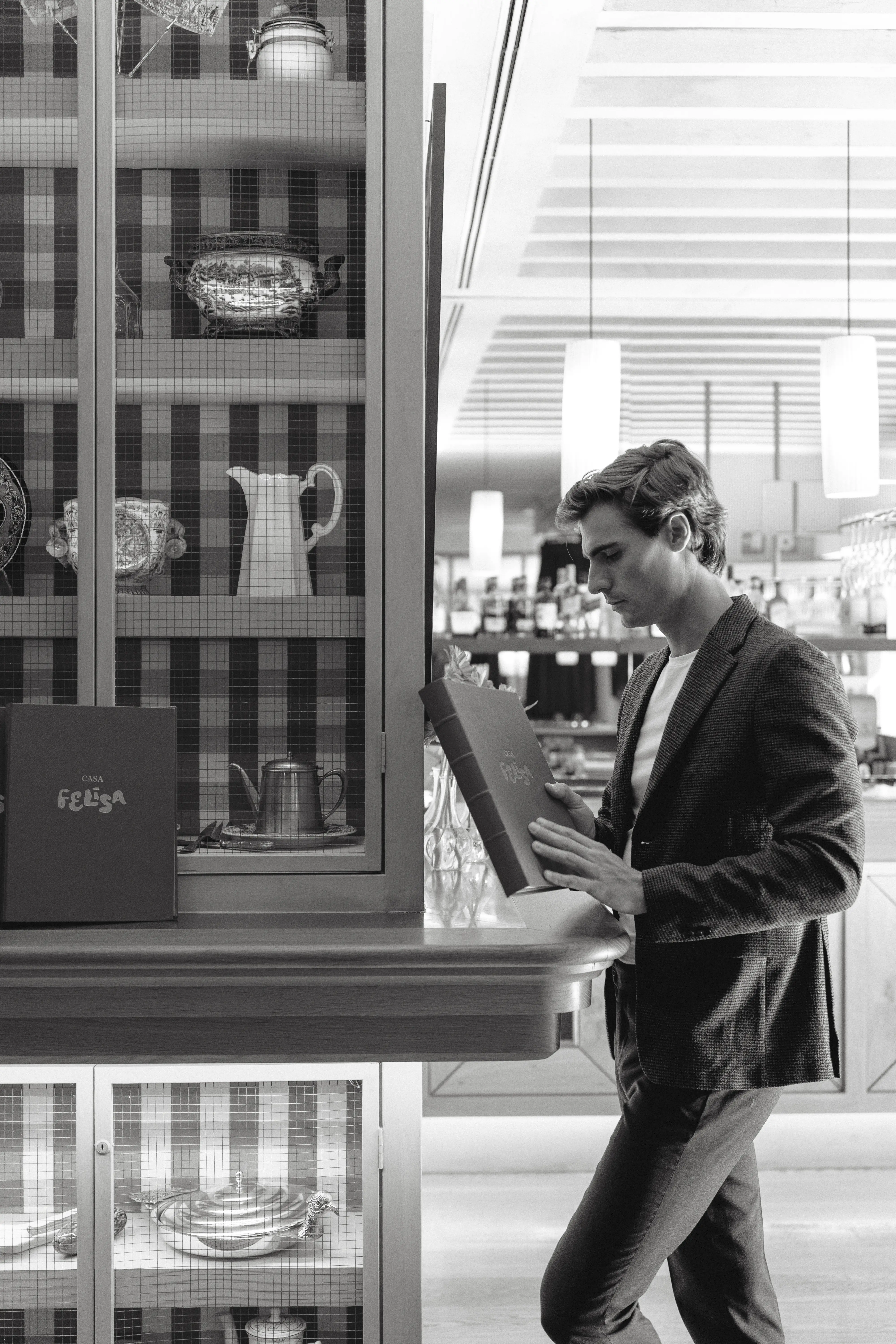 Hombre joven leyendo menu restaurante en la barra