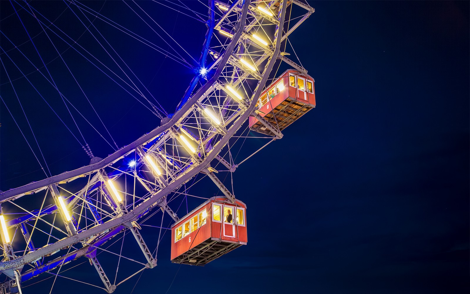Kabin-kabin di Roda Ferris Raksasa di Wina diterangi pada malam hari.