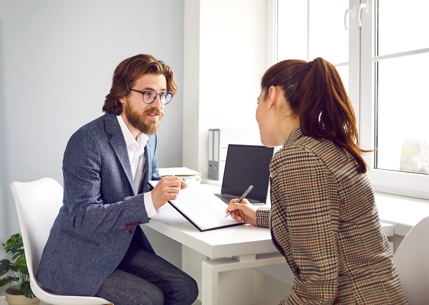 Colloquio di rientro al lavoro con modulo sul tavolo e attenzione alla malattia e privacy dei dipendenti