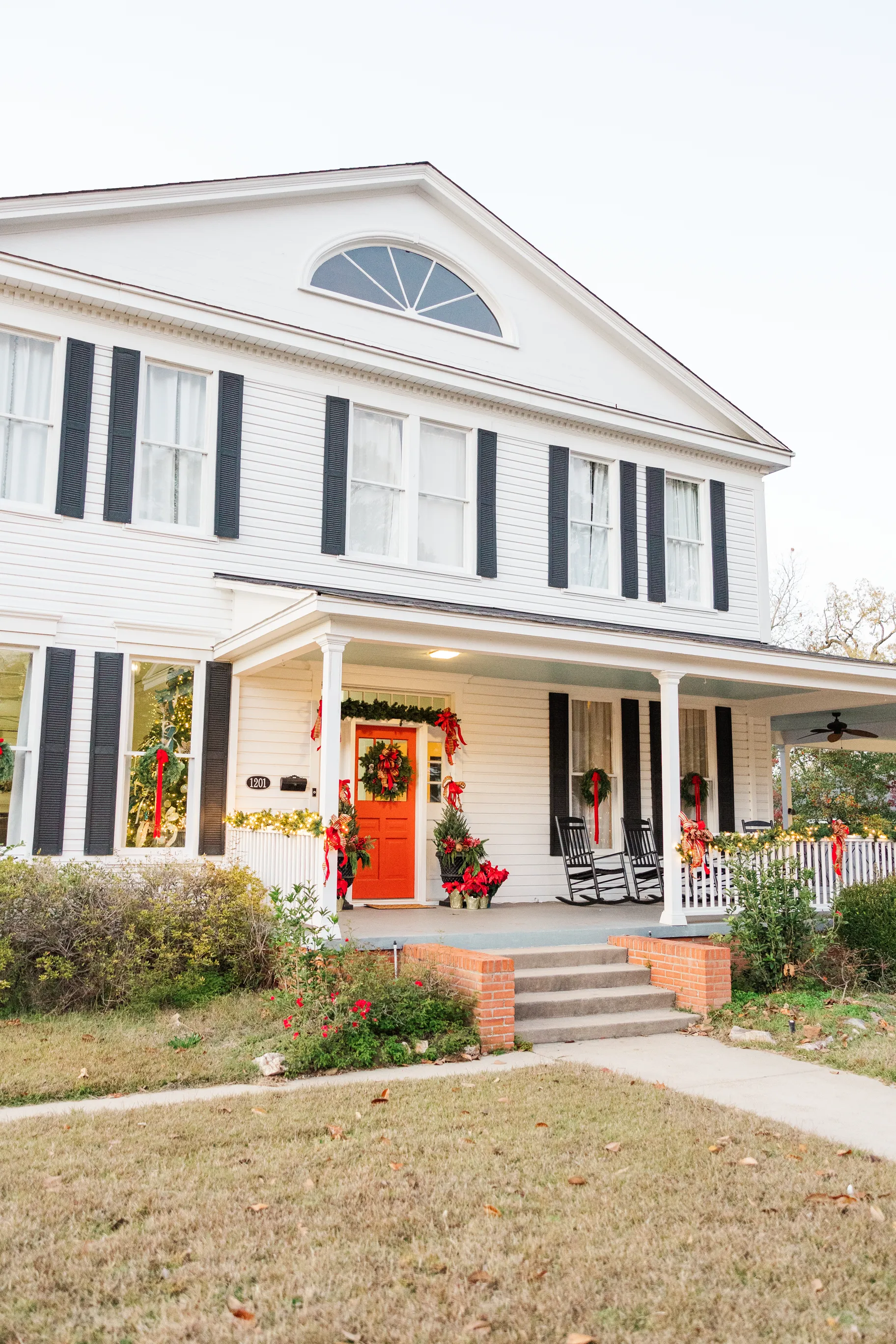 Luxury table setting by Sarah Overall Events with pink embroidered napkins, gold-rimmed plates, floral arrangements, and personalized menus in Shreveport.