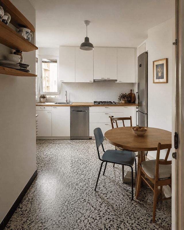 Cocina reformada con mesa de comedor