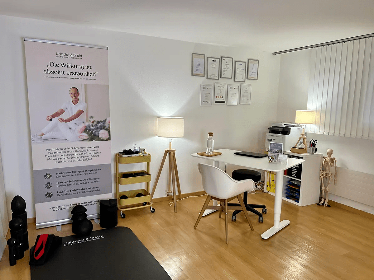 Beratungsraum im Liebscher & Bracht Gesundheitszentrum Mettmenstetten – individuelle Schmerzanalyse und Therapieplanung