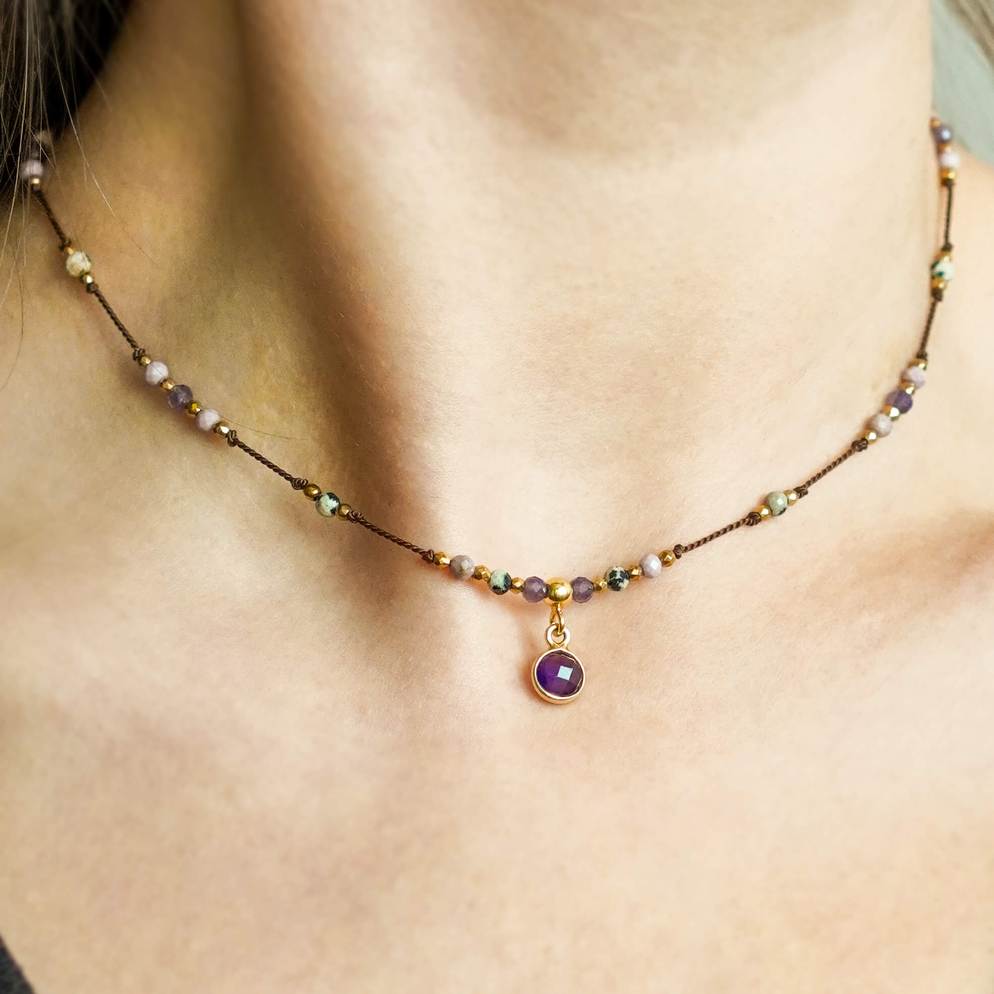 Naszyjnik boho na jedwabnym sznurku z ametystem jaspisem dalmatyńskim i fosfosyderytem