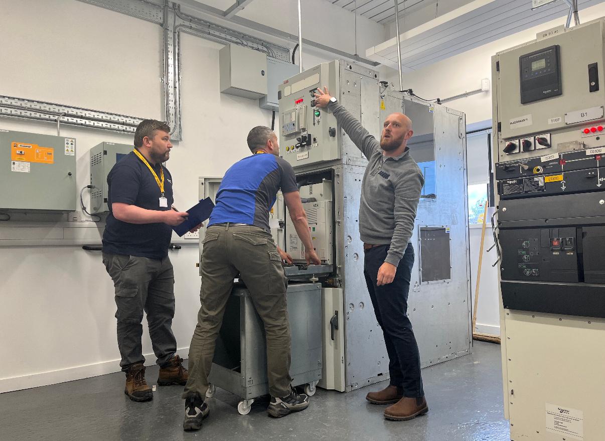 Un consultant EAConcept se déplace sur votre site pour observer les pratiques réelles, identifier les non-conformités et évaluer les risques en conditions opérationnelles. Le rapport de visite est livré sous 5 jours, avec un plan d'action priorisé.