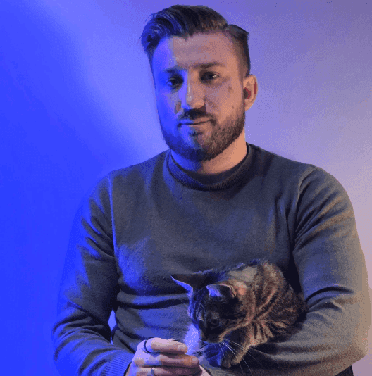 Dariusz Kawalec z kotem w biurze agencji reklamowej we Wrocławiu projektowanie stron oraz identyfikacja wizualna.