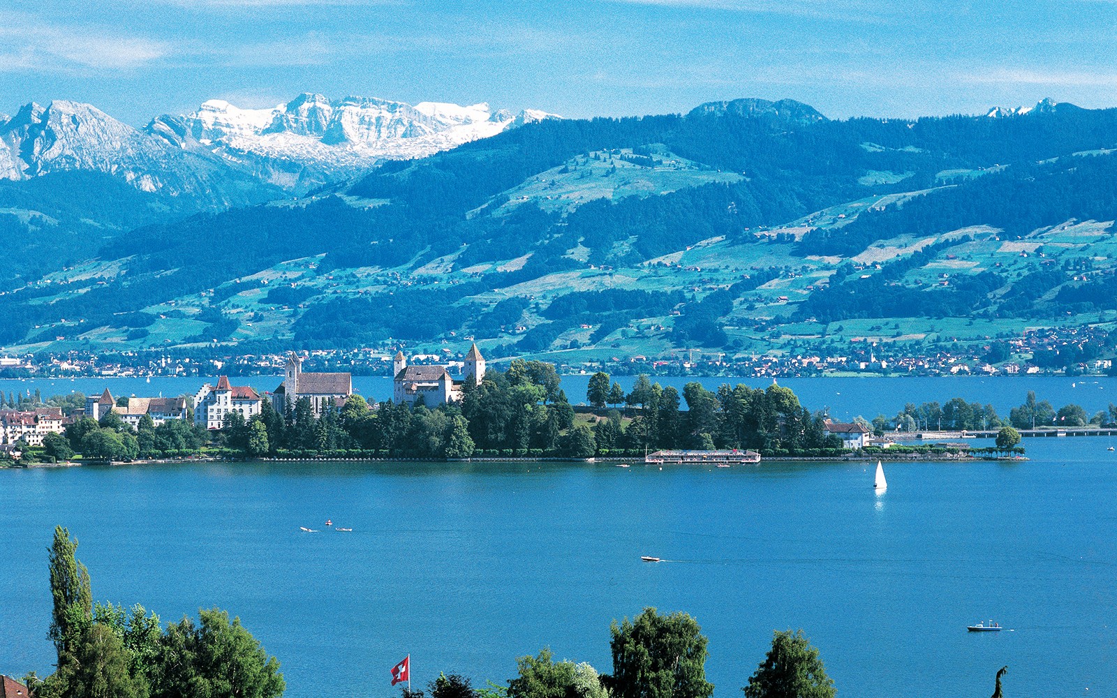 海蒂兰德之旅，欣赏瑞士湖泊与群山及历史建筑的美景。