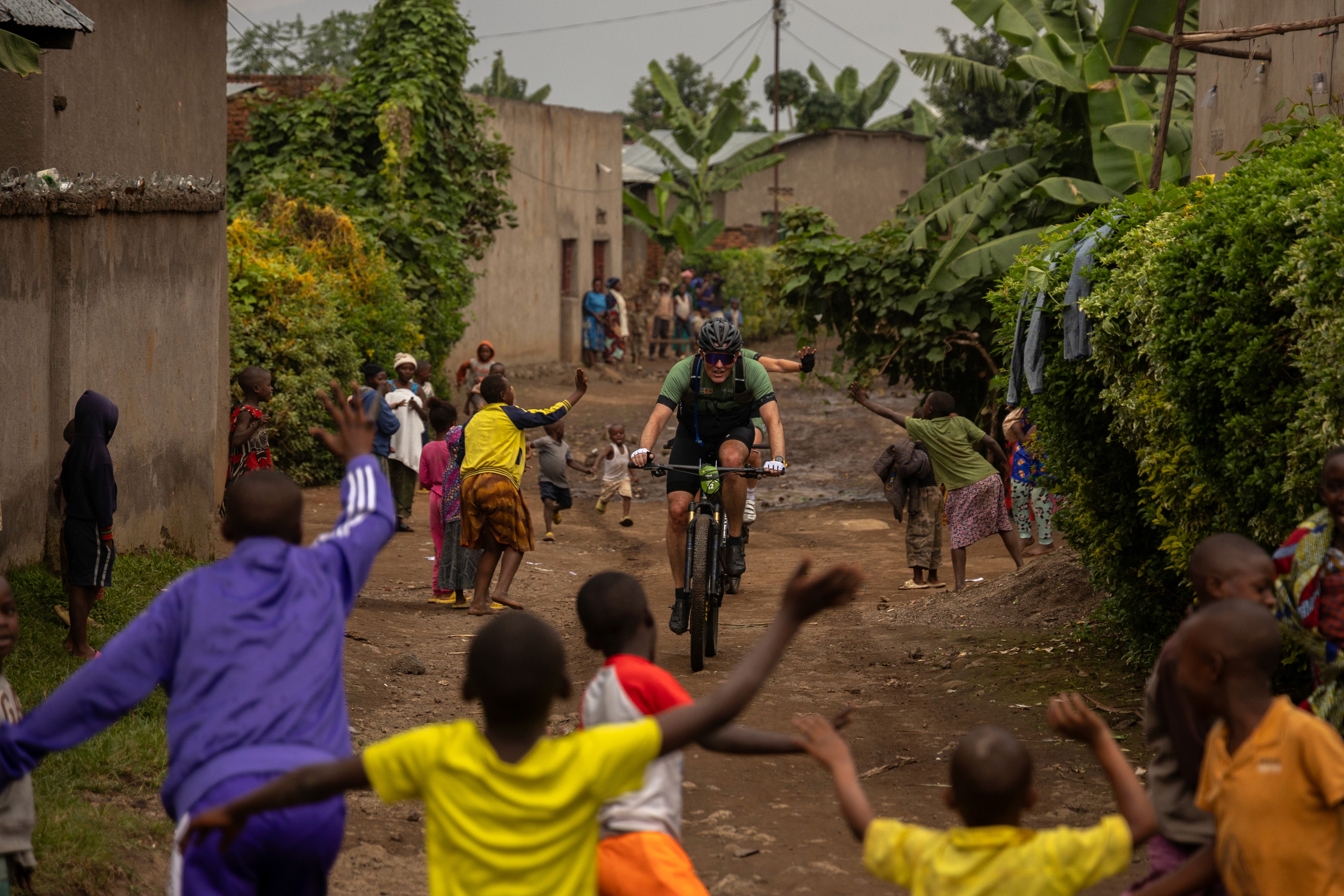 Mountainbiker in dorpje