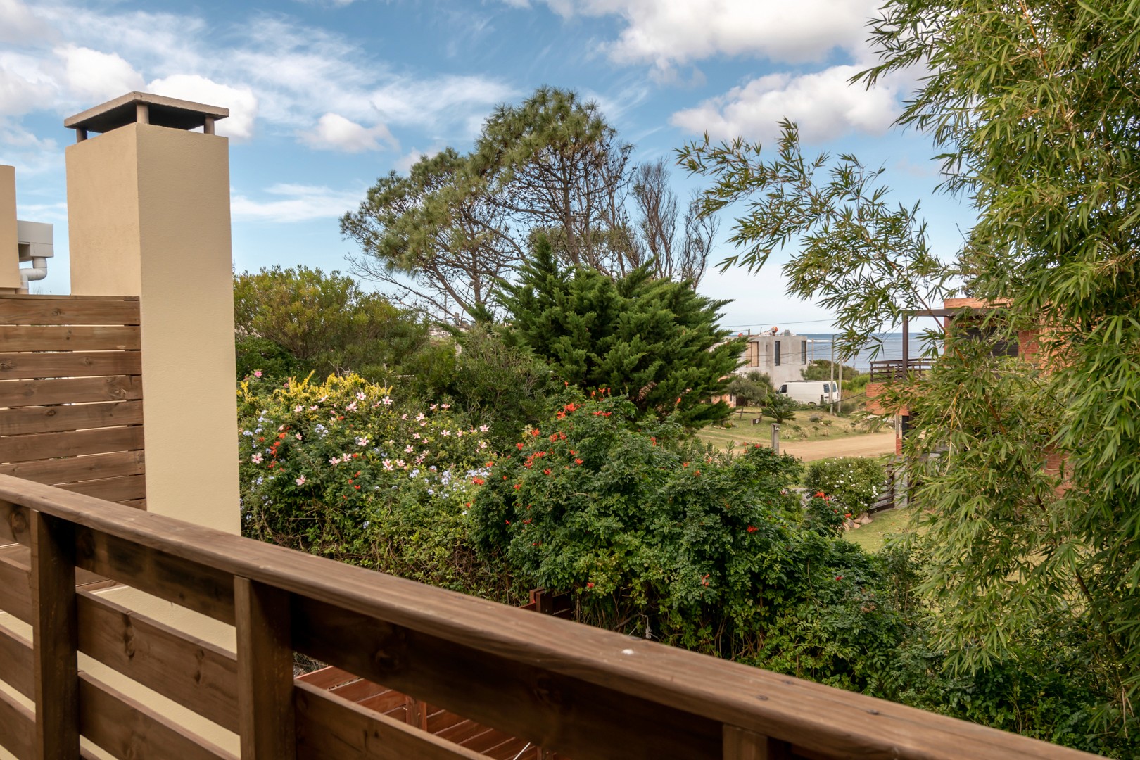 Terraza de Casa Gaviotas con acceso al exterior y entorno natural - balcón acogedor rodeado de naturaleza para disfrutar del entorno.