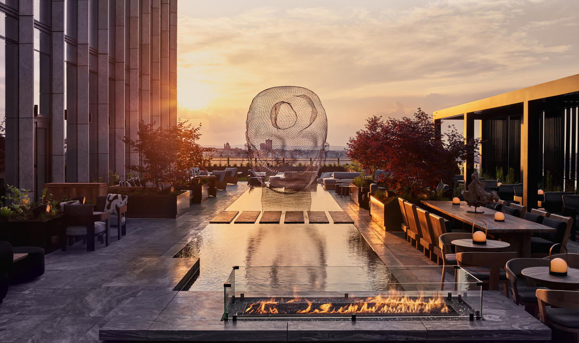 Dachterrasse mit Wasserspiegelung, Kunstskulptur und Sonnenuntergang. Luxuriöses Ambiente mit Blick auf die Stadt.
