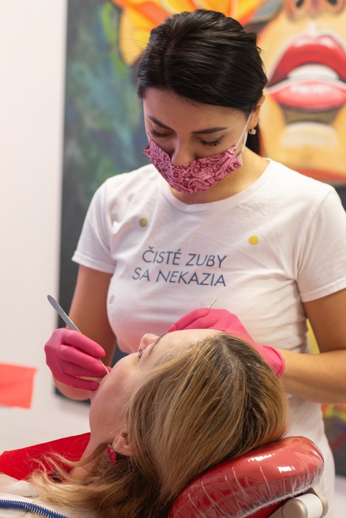 MUDr. Anna Haponiuk vykonáva zubnú prehliadku pacientovi v zubnom kresle.