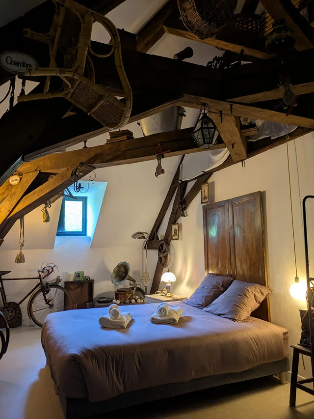 Chambre BrocanTyule des curiosités avec objets anciens et décoration vintage