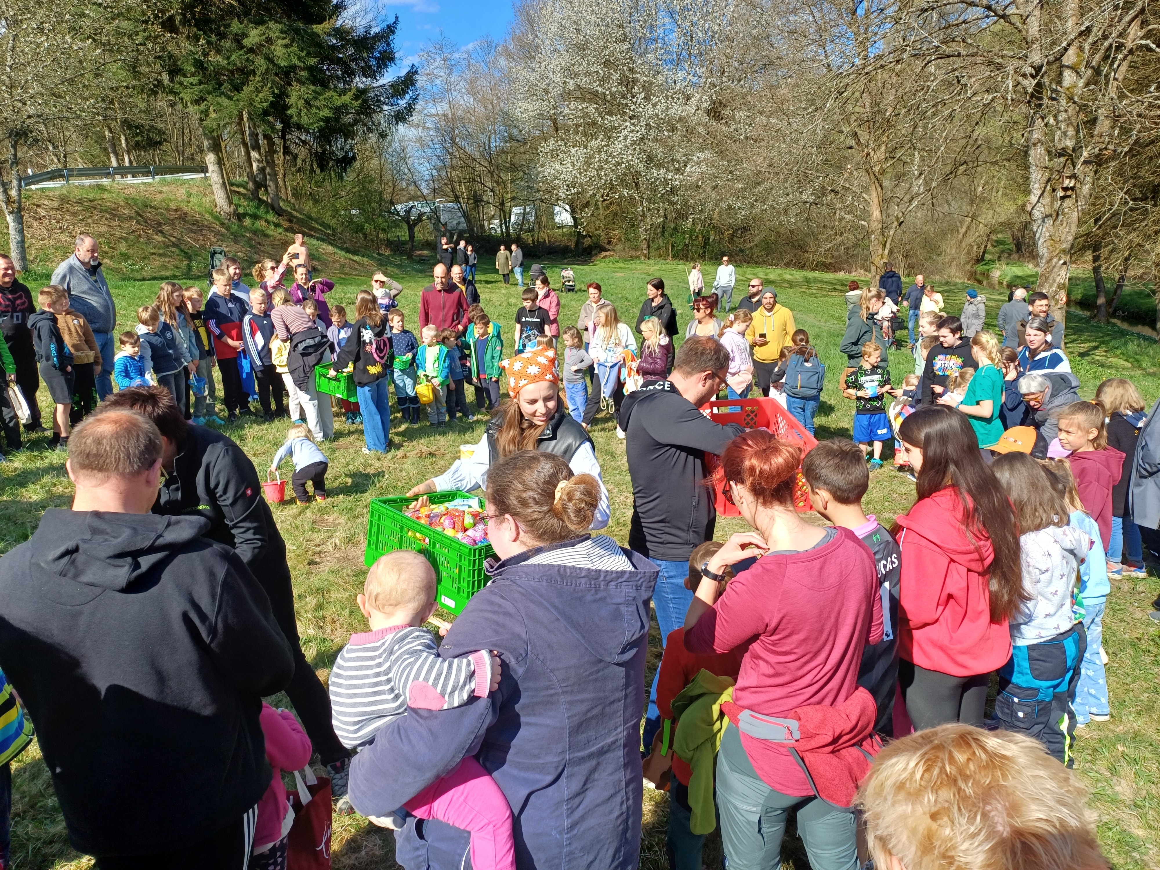 Die gefundenen Ostereier werden verteilt.