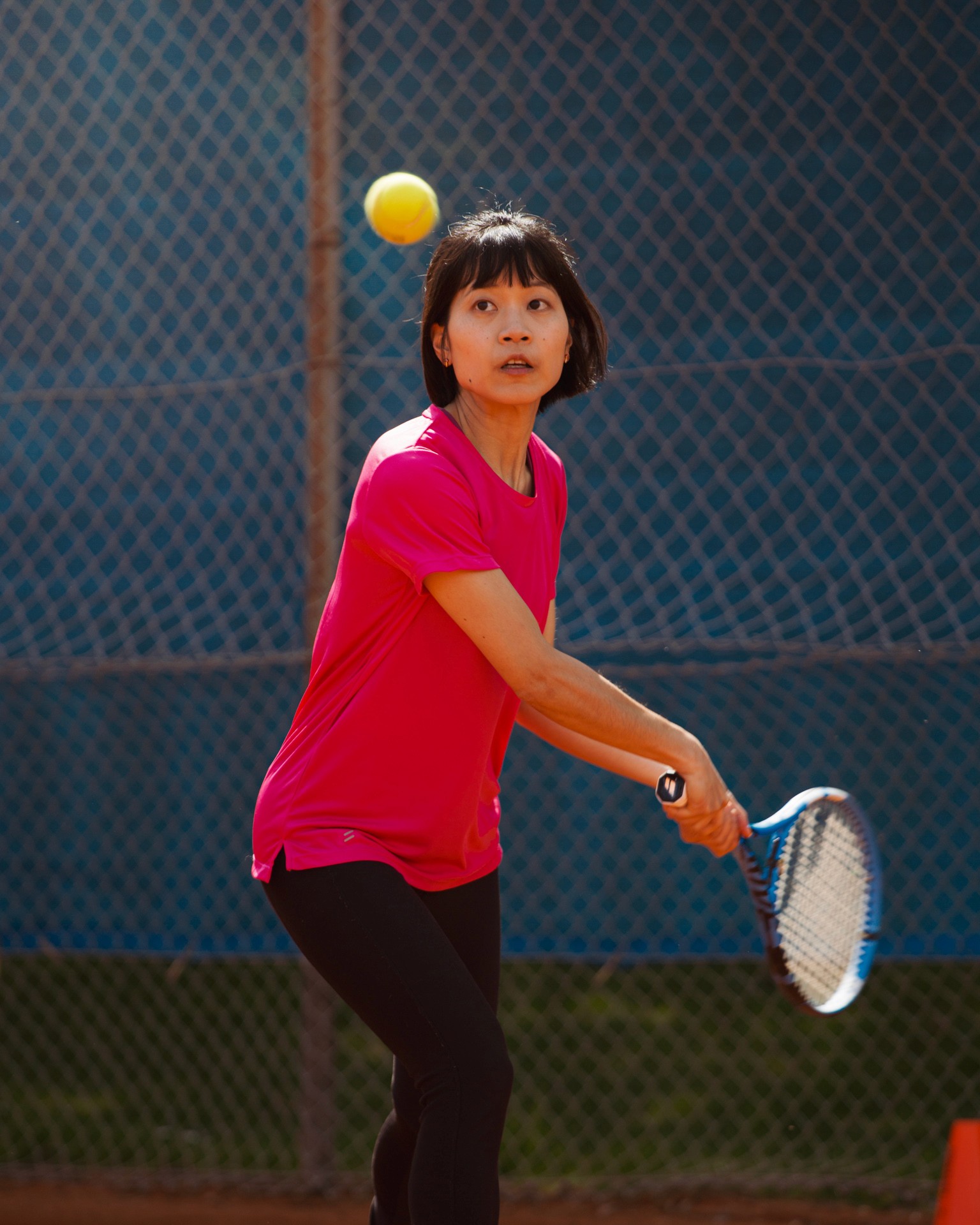 Tennismeisterei Tennistraining die Spielerin ist voll auf den Ball fokussiert