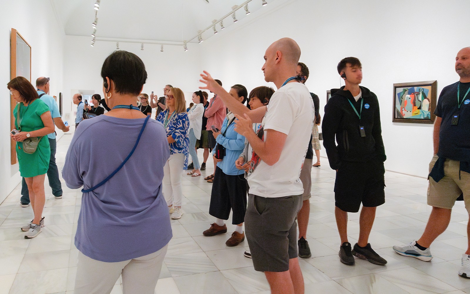 参观者在导游的带领下游览普拉多和雷纳索非亚博物馆，与导游一起欣赏艺术作品。